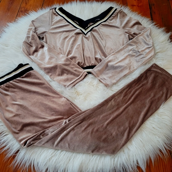 Fashion Nova Tops - 🔥🔥🔥Women's 2 Piece Set Fashion Nova Velour Set 0020